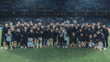La plantilla del Celta celebra la victoria y el récord de Aspas
