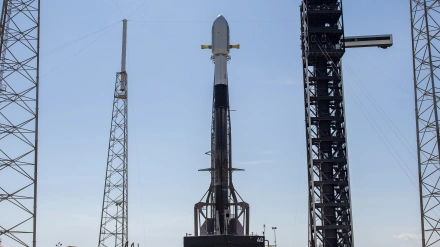 El Falcon 9 con el SpainSat NG II en posición vertical en la plataforma para el lanzamientoREMITIDA / HANDOUT por SPACE XFotografía remitida a medios de comunicación exclusivamente para ilustrar la noticia a la que hace referencia la imagen, y citando la procedencia de la imagen en la firma23/10/2025