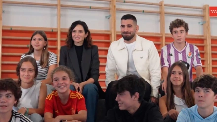 La camiseta del Pucela se cuela en un acto de Díaz Ayuso y Topuria