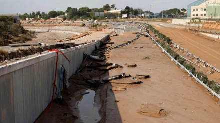 Una carretera de acceso tras el paso de la Dana
