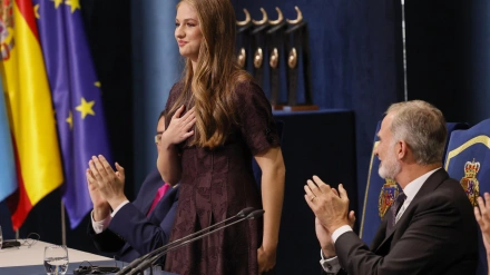 La princesa Leonor (i) recibe el aplauso del rey Felipe, durante la ceremonia de entrega de los Premios Princesa de Asturias