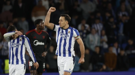 El delantero de la Real Sociedad, Mikel Oyarzabal celebra su segundo gol al Sevilla