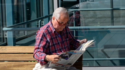 Un jubilado lee el periódico en Madrid