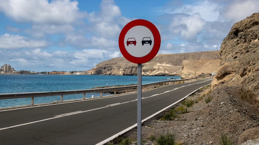 Señal de tráfico: Prohibido adelantar. Zona de Montaña de la Arena.