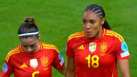 La jugadora se retiró entre lágrimas del terreno de juego y muy preocupada por su rodilla.