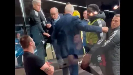 El hombre vaciló a los jugadores del Sevilla de forma lamentable y estos no se lo tomaron bien.