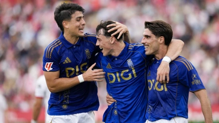 Fede Viñas celebra su gol, en el Girona - Oviedo