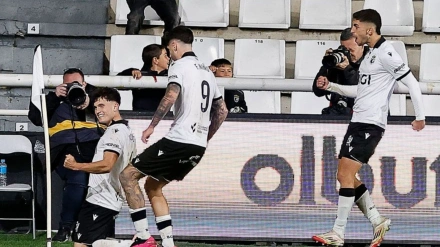 Los jugadores del Burgos celebran el gol de la victoria contra la Real Sociedad B