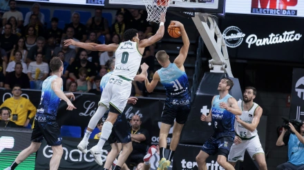 Tyson Pérez intenta taponar a Giedraitis