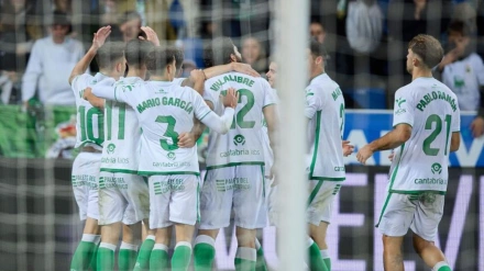 Los futbolistas del Racing celebran la victoria contra el Mirandés