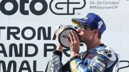 Alex Márquez celebra en el podio de Sepang su victoria en el GP de Malasia de Fórmula 1.
