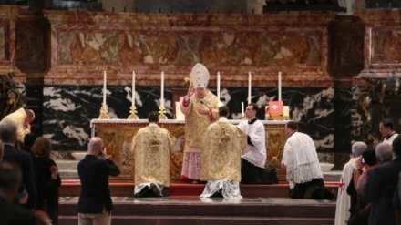 Momento de la Misa Tradicional en Latín que ha oficiado el cardenal Burke en la Basílica de San Pedro