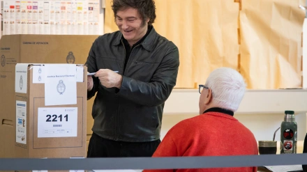 El presidente de Argentina, Javier Milei, deposita su voto para las elecciones legislativas parciales