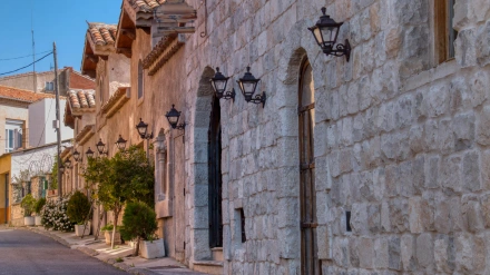 Calle decorada con flores en Roa de Duero, pueblo de la provincia de Burgos