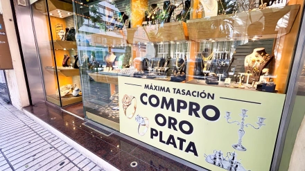 Joyería que muestra elegantes piezas de oro y plata con iluminación vibrante y un letrero destacado en Alicante