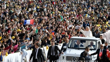 Imagen del Papa León XIV recorriendo la Plaza de San Pedro