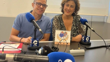 Carlos López y Eva Serna, en los estudios de COPE