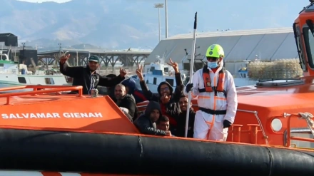 Rescatan a 23 personas, incluidos dos menores, de una patera frente a la costa de Granada