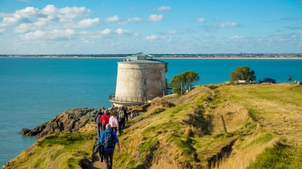 Un grupo de personas camina por un acantilado cerca de Dublín