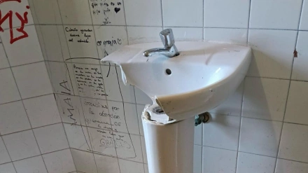 Estado en el que quedó el lavabo en Benavente