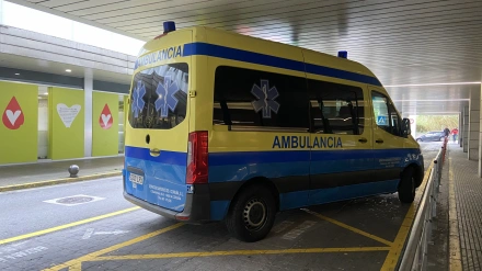 Ambulancia del 061 en el Hospital de A Coruña (CHUAC)