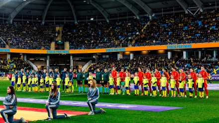 Las selecciones de Suecia y España escuchan los himnos antes de jugar el partido de vuelta de semifinales de la Liga de Naciones femenina