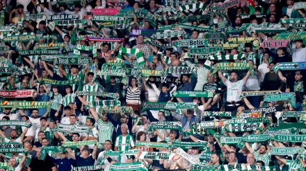 Aficionados del Betis en una de las gradas del Estadio La Cartuja