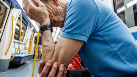 Un jubilado en el metro de Madrid