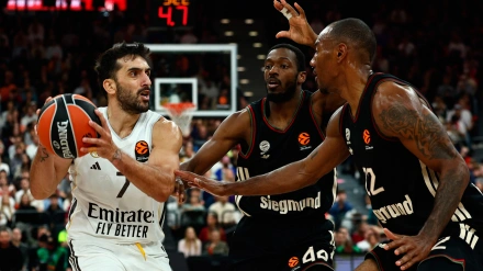 Facundo Campazzo trata de ejecutar un pase en el partido entre el Bayern y el Real Madrid de la Euroliga