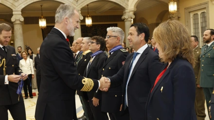 El cariñés recibiendo la distinción del Rey