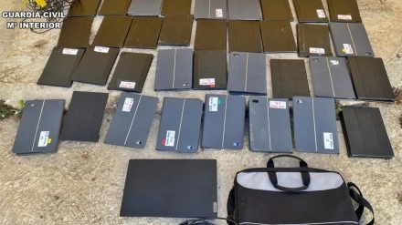 29/10/2025 Objetos recuperados tras robos en un colegio y una vivienda en Hornachos.La Guardia Civil ha instruido diligencias como investigado a un vecino del municipio pacense de Hornachos como presunto autor de los delitos de robo en el interior de un colegio y de una vivienda de su misma localidad.SOCIEDAD EXTREMADURA ESPAÑA EUROPA BADAJOZGUARDIA CIVIL