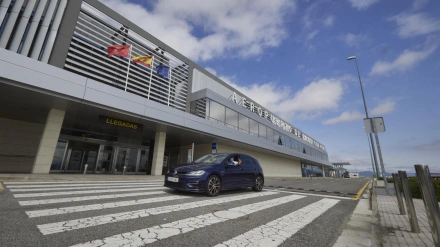 Un coche pasa junto al aeropuerto de Noain-Pamplona. -