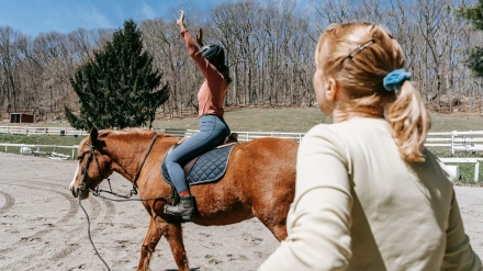Mujer alegría a caballo