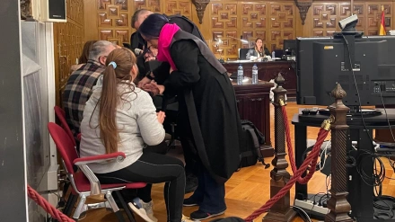 Momento en el que el Policía Nacional quita las esposas al supuesto cómplice