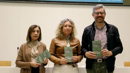 Rosa Mesalles, Pilar Bosch i Andreu Vàzquez, durant la presentació dels Premis Literaris 2025.
