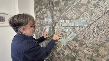 El alcalde Andreu Salom muestra la zona de paso del agua