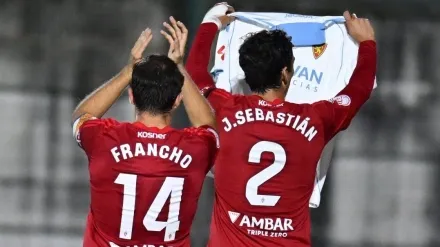 Juan Sebastián, en la imagen junto a Francho, dedicó su gol a Jorge Casado, cadete zaragocista fallecido este lunes