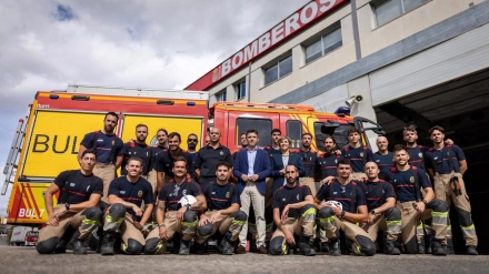 El portavoz del equipo de gobierno local de Granada, Jorge Saavedra, y la edil de Protección, Ana Agudo, en la imagen con los nuevos bomberos