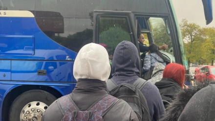 Viajeros esperan a autobuses sustitutivos