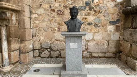 El busto del párroco Don César luce en un lugar privilegiado de la Plaza de Santa Eulalia