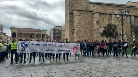 Policías y bomberos de Zamora, durante una propuesta