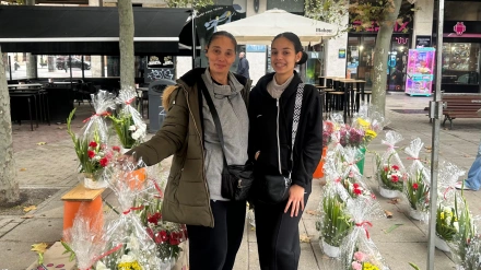 Los vendedores de flores de Burgos notan una bajada de las ventas con la esperanza de las compras del último día en la Plaza de España