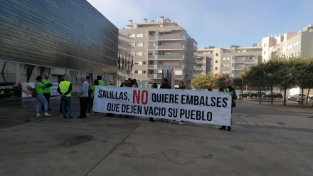 Los afectados se han concentrado a las puertas del Palacio de Congresos