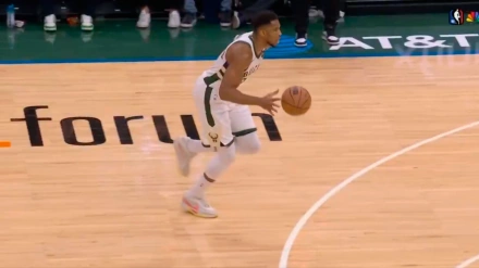 Giannis Antetokounmpo inicia su polémica penetración hacia canasta.