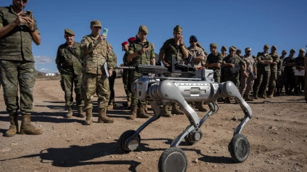 El Ejército de Tierra realiza una demostración dinámica que integra sistemas robotizados en colaboración con la industria nacional y la participación de observadores internacionales y de las Fuerzas Armadas, en el Campo de Maniobras y Tiro 'Álvarez de Sotomayor' en Viator (Almería). A 30 de octubre de 2025, en Viator, Almería (Andalucía, España). Estos ejercicios pretenden mostrar la capacidad robótica de enfrentamiento del Ejercito del Tierra, evaluando para ello, su competitividad en sistemas aéreos y terrestres no tripulados, guerra electrónica, sistemas antidron,  municiones merodeadoras y soluciones de comunicaciones satelitales y 5G.POLITICA Marian León - Europa Press