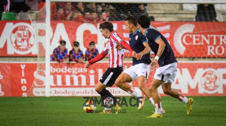 Monerris, jugador del Zamora, en un duelo ante el Bilbao Athletic