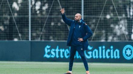 Giráldez da instrucciones en un entrenamiento