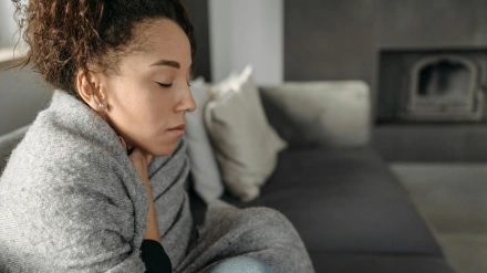 Bajan las temperaturas y la garganta lo nota: cómo evitar y aliviar el dolor