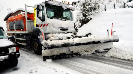 Una quitanieves, en el puerto de Pajares