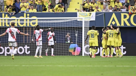 Los jugadores del Villarreal celebran el gol de Comesaña ante el Rayo